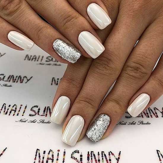 Manucure légère avec brillance scintillante