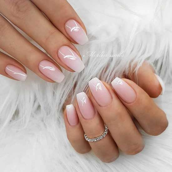 Ombre rose clair sur les ongles