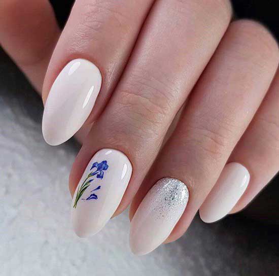 Manucure beige avec un motif minimaliste et des étincelles