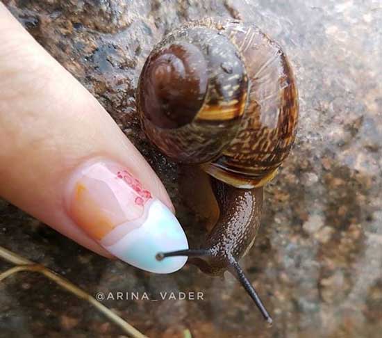 Dessins en manucure beige 2025-2026