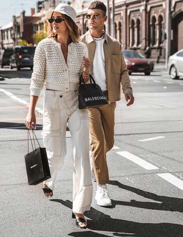 Cargo blanc avec un cardigan ajouré ton sur ton