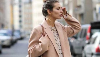 Examen des robes d'été à la mode pour le bureau