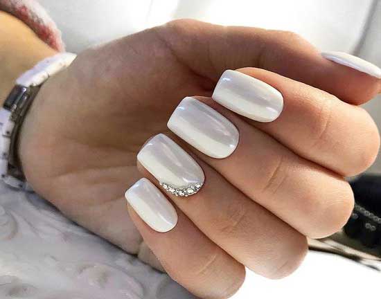 Conception de manucure de mariage frotter et strass