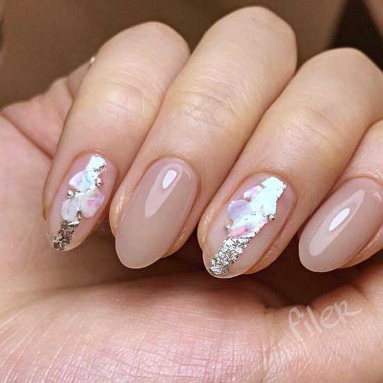 Des morceaux de papier d'aluminium sur les ongles sous le dessus