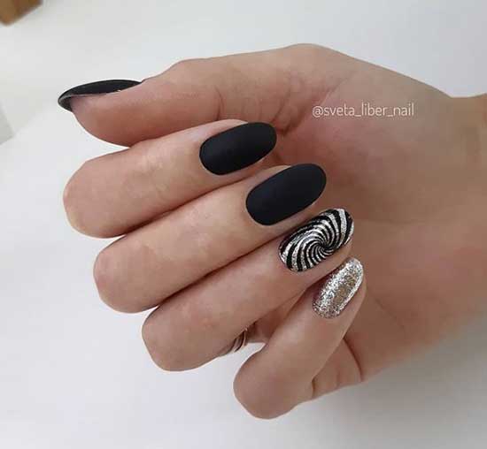 Manucure noire avec papier d'aluminium