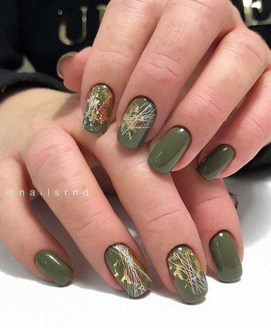 Manucure vert foncé avec papier d'aluminium 2025-2026