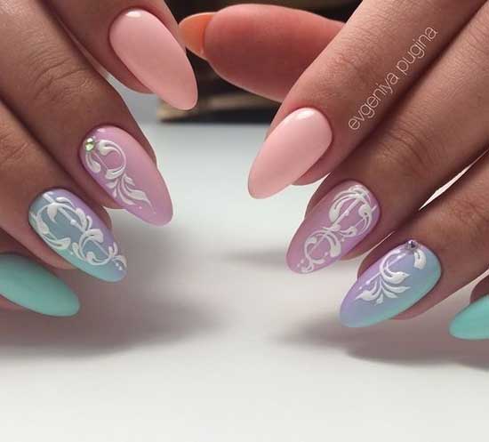 Manucure délicate avec monogrammes