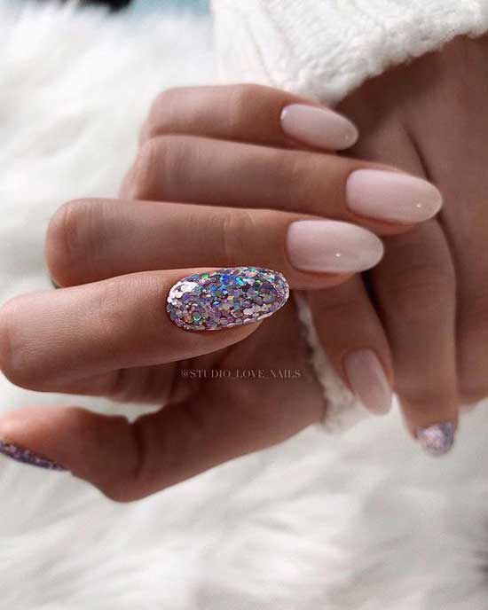 Manucure délicate à paillettes sur l'index