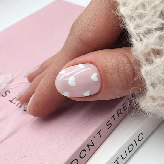 Manucure délicate avec des coeurs