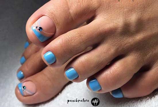 Veste bleue sur jambes avec strass