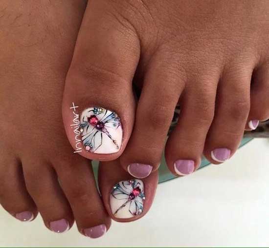 Français avec une libellule sur le pouce