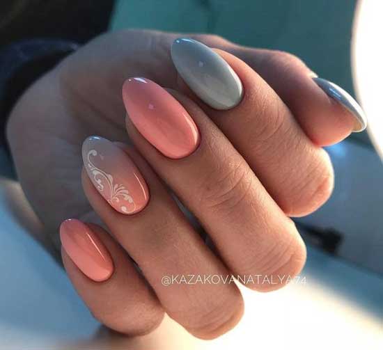 Corail avec du bleu - une combinaison en manucure