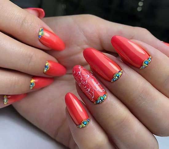 Manucure corail intense avec décor