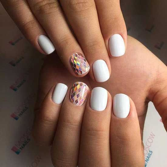 Manucure avec feuille holographique pour l'effet du verre brisé