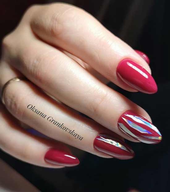 Manucure bordeaux et feuille d'argent