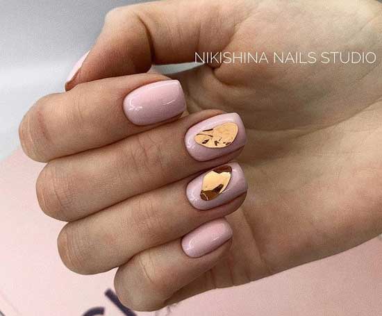 Manucure beige et conception de licorne de larmes dorées