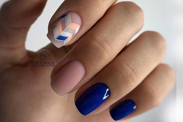 Manucure à la mode pour les femmes d'affaires