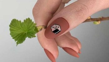 Manucure d'estampage élégante et moderne