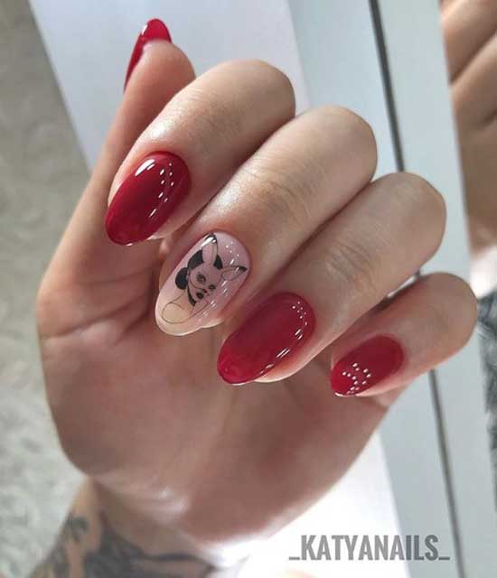 Manucure avec un motif sur un ongle nu