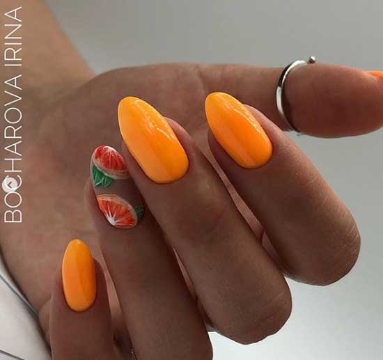 Manucure orange avec espace négatif