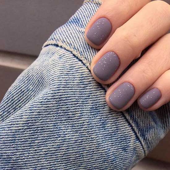 Manucure de couleur unie mate