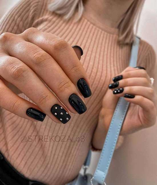 Photo de manucure noir mat