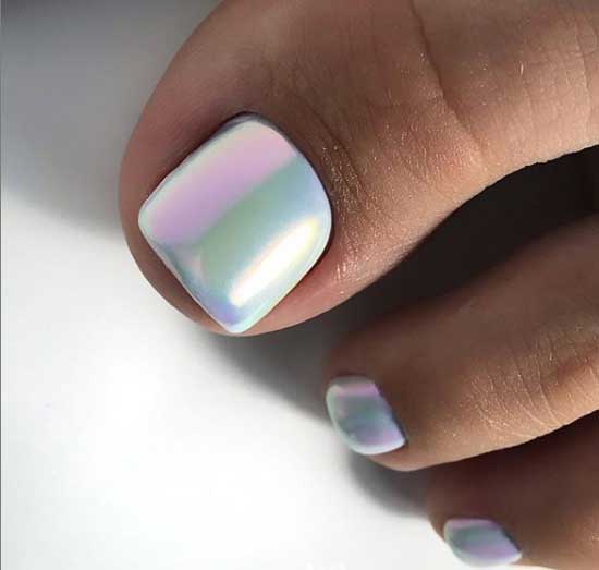 Frotter sur la pédicure vernis blanc