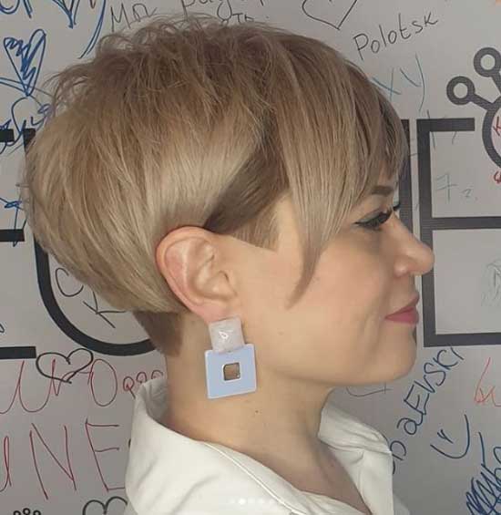 Belles coupes de cheveux avec une frange oblique: photo 2025-2026, nouveautés