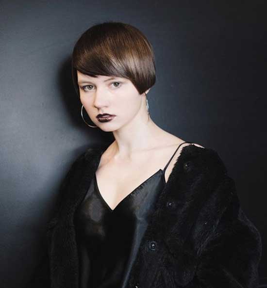 Brune avec une coupe de cheveux