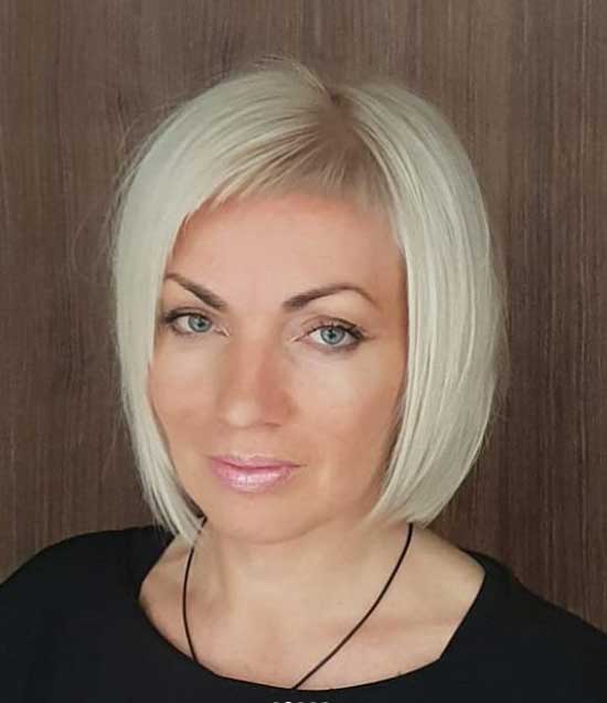 Blonde avec une courte frange oblique