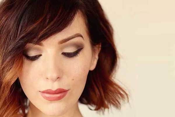 Coupes de cheveux à la mode avec une frange oblique 2025-2026