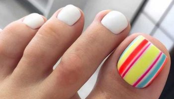 Pédicure rouge et blanche