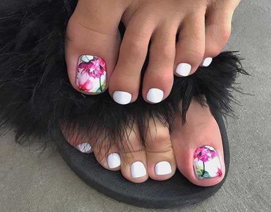 Pédicure blanche aux pivoines