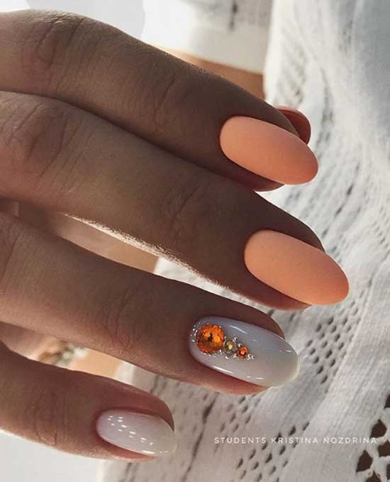 Manucure corail élégante