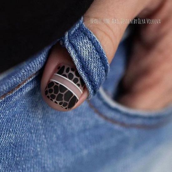 Manucure léopard sur fond de jeans