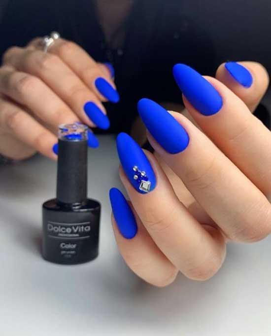 Forme d'amande manucure bleu mat