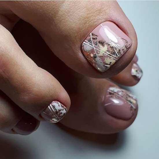 Belle pédicure beige avec du papier d'aluminium