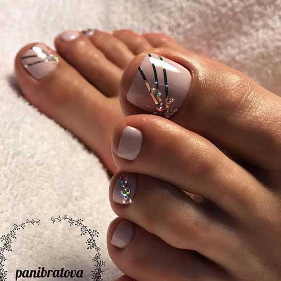 Pédicure rose clair avec motifs