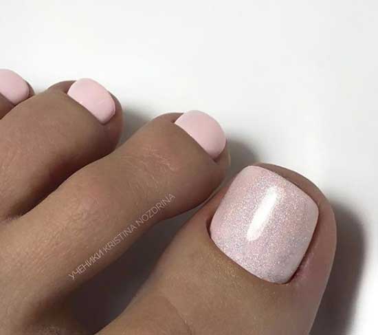 Pédicure dans les tons nude