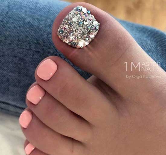 Photos avec des exemples de design à la mode d'une pédicure de couleur nude, ainsi qu'une combinaison de nuances et de décor