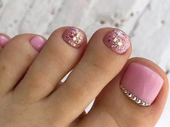 Pédicure rose et sequins assortis