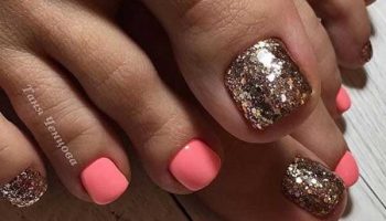 Pédicure de corail et conception de paillettes