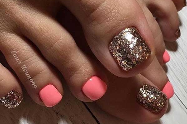 Pédicure de corail et conception de paillettes