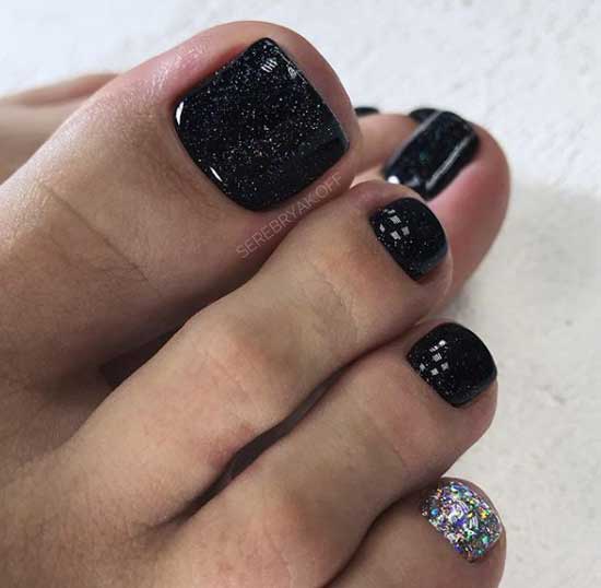 Pédicure noir et vernis à ongles pailleté