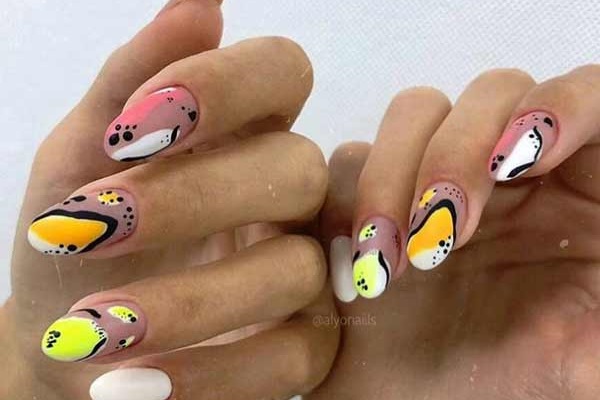 Manucure avec abstraction