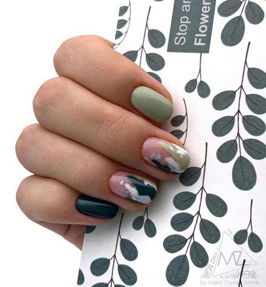 Dessins dans des tons menthe sur les ongles