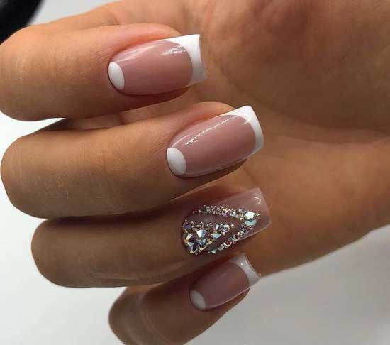 Disposition avec des strass sur une veste blanche