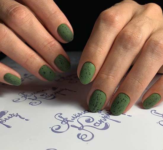Ongles ovales mats au design minimaliste