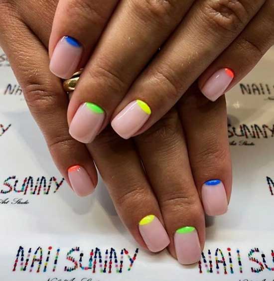 Belle manucure lunaire pour ongles courts