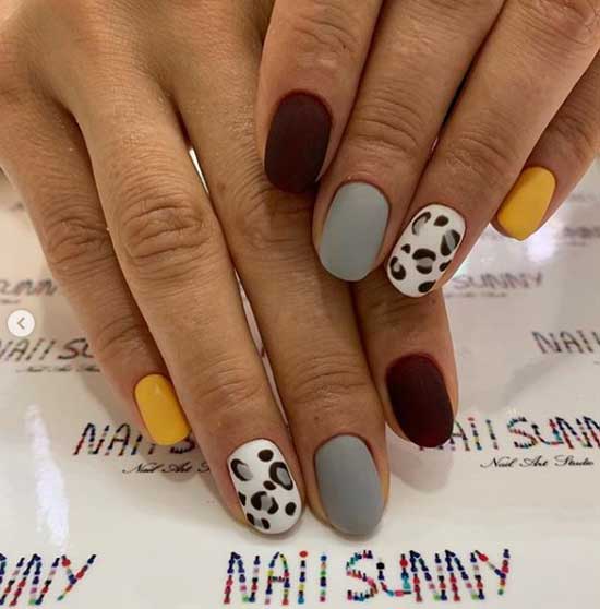 Belle manucure avec une impression